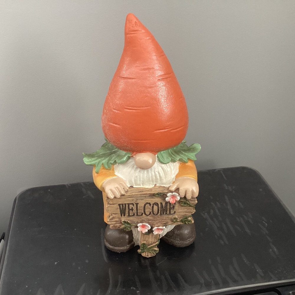 Gnome carrot with welcome